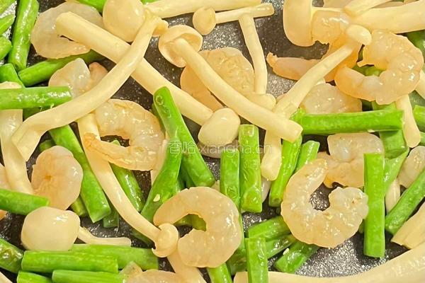 开始尝试地中海饮食的第2天丨虾仁海鲜菇四季豆一锅炒的做法图解5
