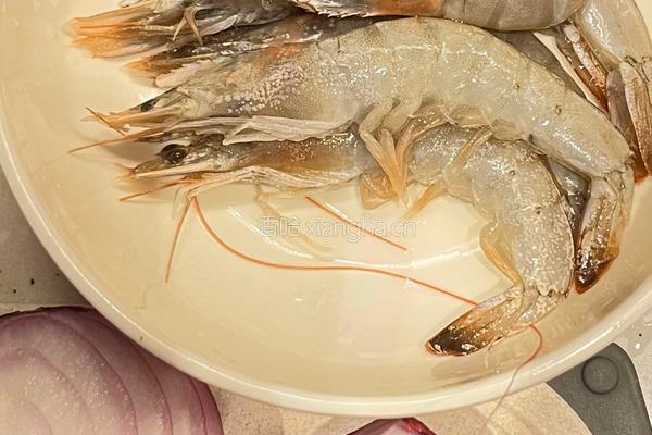 尝试地中海饮食的第3天丨蒜香洋葱炒虾的做法图解1