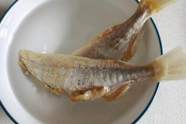 咸鱼烧茄子的做法图解1