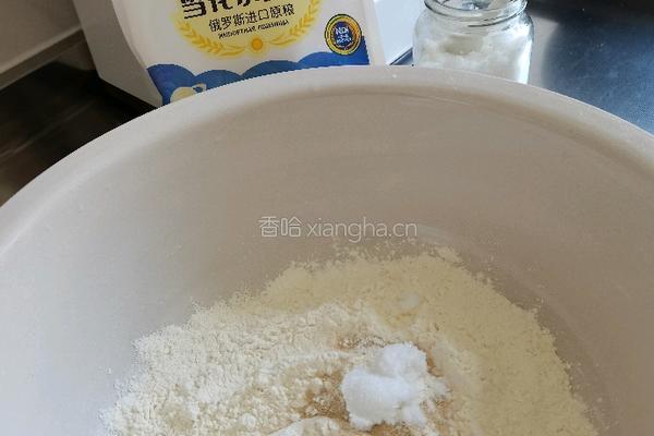 猪肉灌汤小笼包的做法图解2