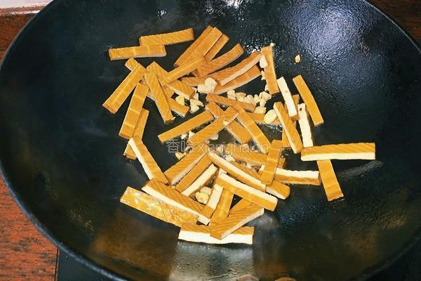 韭菜花炒香干的做法图解4