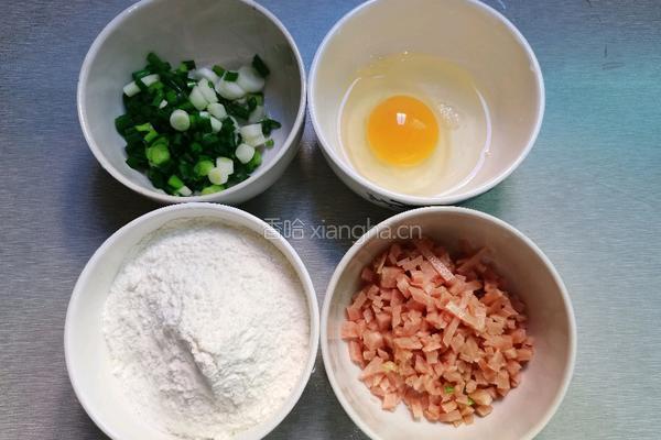 火腿肠鸡蛋葱香饼的做法图解2