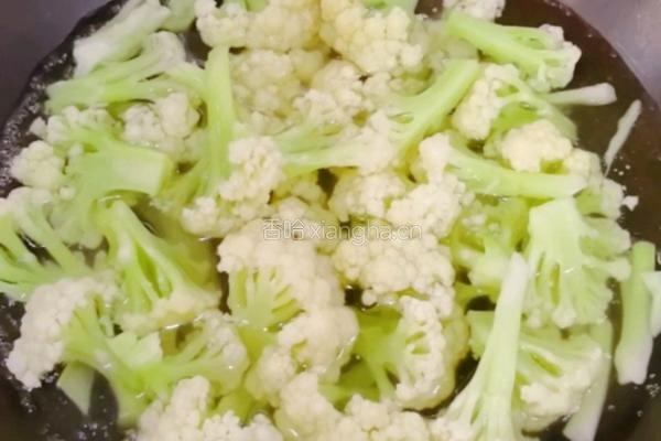 菜花炒肉的做法图解4