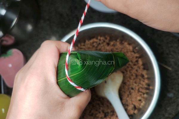 自制砂锅酱香排骨鲜粽子的做法图解15