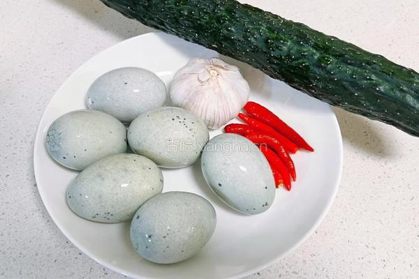凉拌皮蛋黄瓜的做法图解1