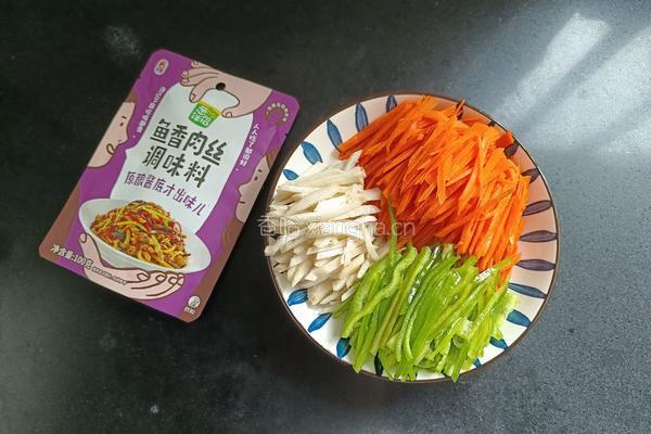  鱼香肉丝（素食版）的做法图解1