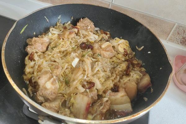 猪肉排骨烩酸菜的做法图解10