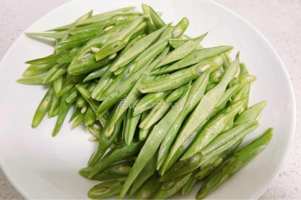 四季豆炒腊肉的做法图解3