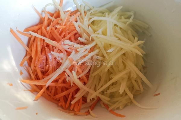 胡萝卜土豆丝饼－神奇的面粉的做法图解2