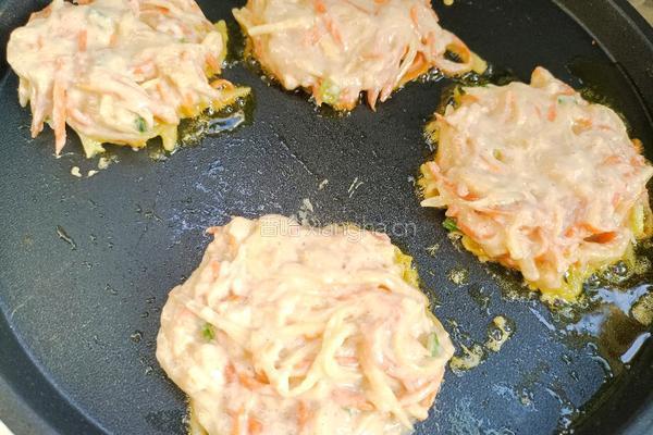 胡萝卜土豆丝饼－神奇的面粉的做法图解5