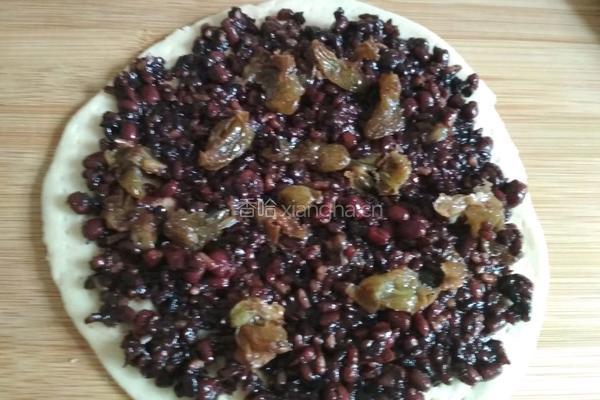 红豆葡萄干芝士披萨的做法图解6