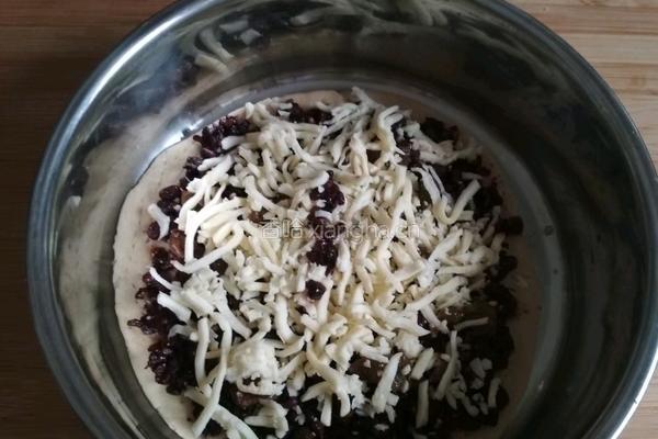 红豆葡萄干芝士披萨的做法图解8