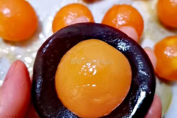 手工蛋黄月饼(100克)的做法图解15