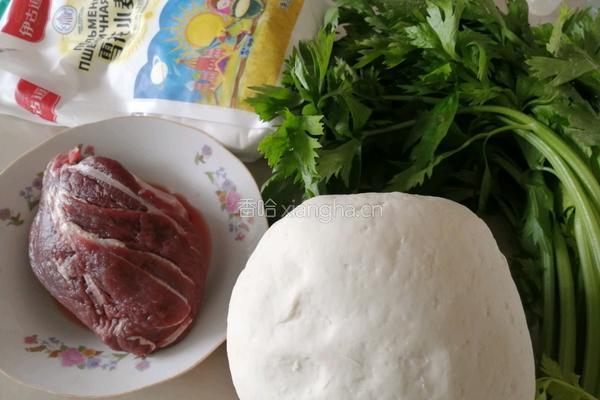 牛肉芹菜水饺的做法图解1