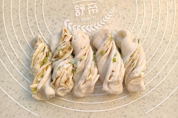 烙葱香花卷的做法图解15