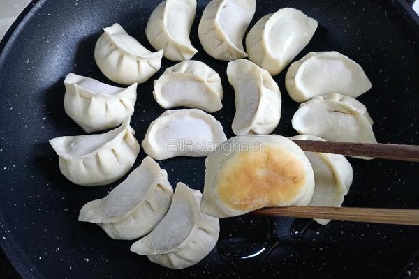 香菇胡萝卜肉馅水煎饺的做法图解15