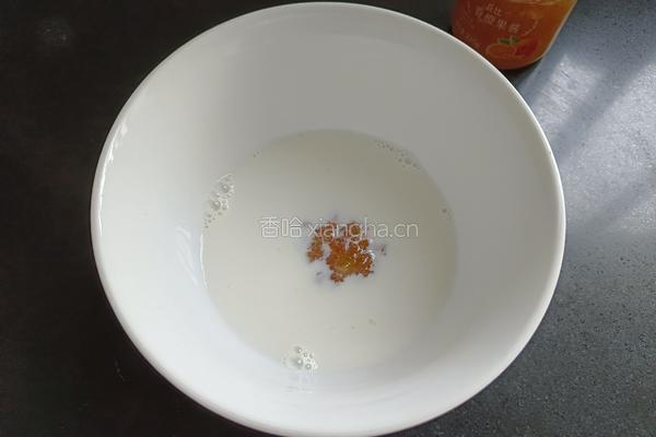 橙意满满的橙香戚风的做法图解3