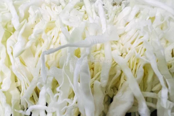 减脂餐～鸡蛋包菜饼的做法图解2