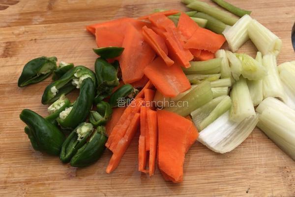 西芹胡萝卜拌菜花的做法图解2