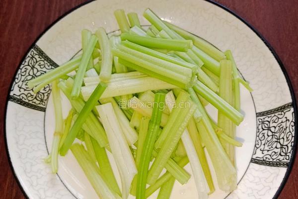 芹菜炒猪耳朵的做法图解2