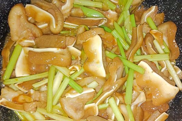 芹菜炒猪耳朵的做法图解7