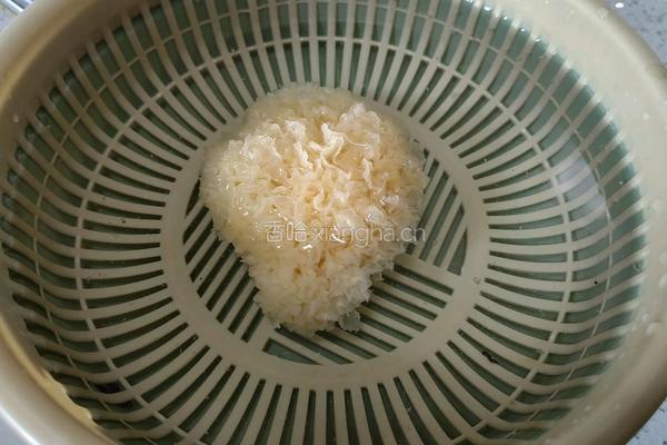 雪梨银耳羹的做法图解2