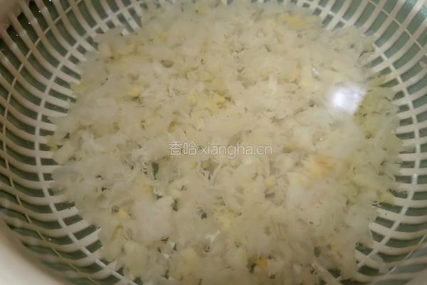 雪梨银耳羹的做法图解3
