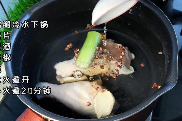 香辣开胃超过瘾的手撕鸡拌面，快做给自己和最爱的人吃吧的做法图解1