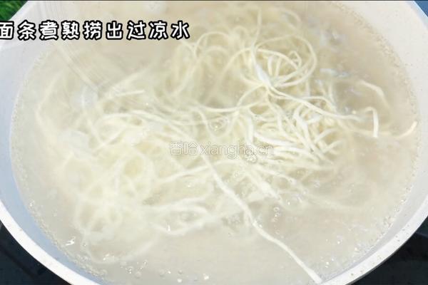 香辣开胃超过瘾的手撕鸡拌面，快做给自己和最爱的人吃吧的做法图解5