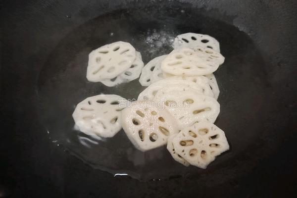 凉拌藕片的做法图解2