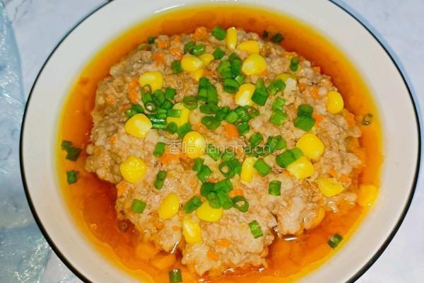 胡萝卜玉米蒸肉饼的做法图解1