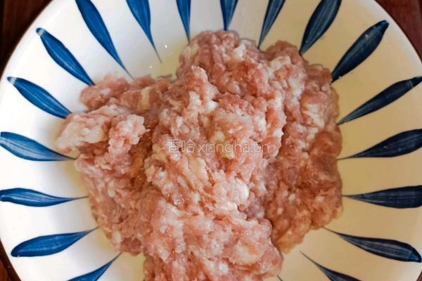 胡萝卜玉米蒸肉饼的做法图解2