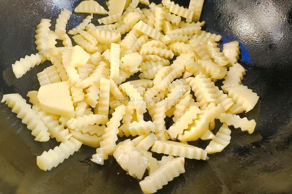 呷哺川味狼牙土豆条的做法图解3