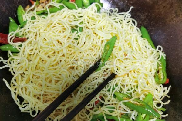 鸡蛋炒面的做法图解2