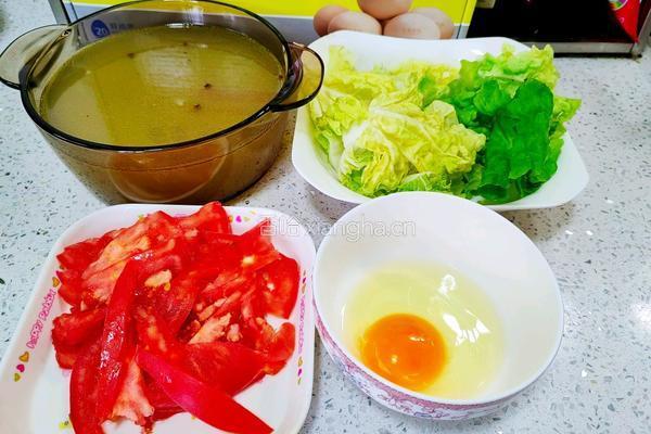 鲜蔬鸡蛋面的做法图解2