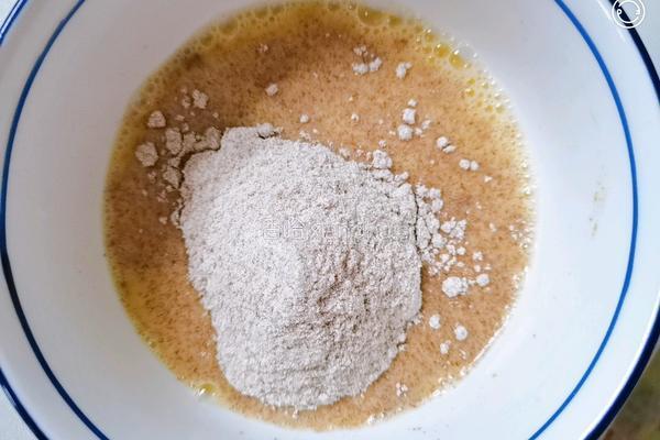 荞麦面鸡蛋咸食饼的做法图解3