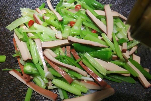 芹菜鸡蛋干的做法图解9