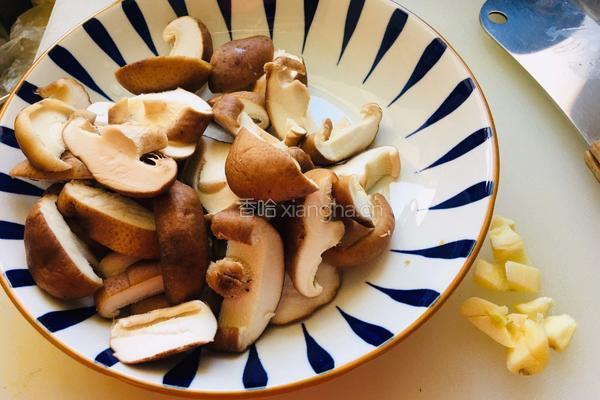 香菇炒油菜的做法图解2