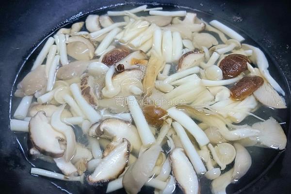 菌菇蛋花汤的做法图解2