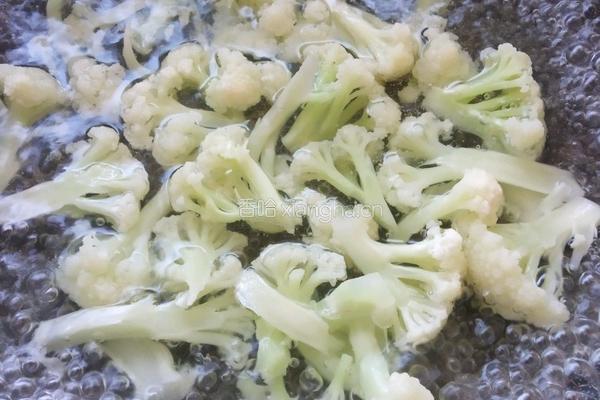 花椰菜炒木耳的做法图解2