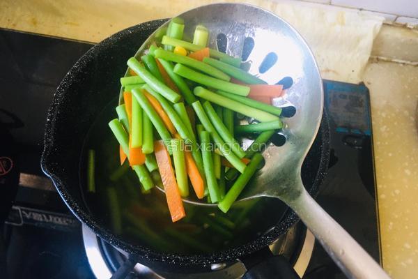 蒜苔胡萝卜炒腊肉的做法图解1