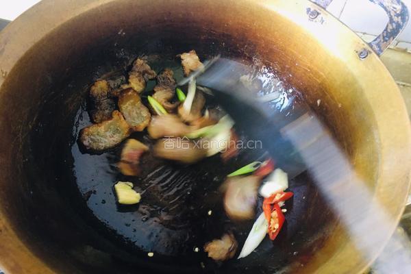 蒜苔胡萝卜炒腊肉的做法图解3