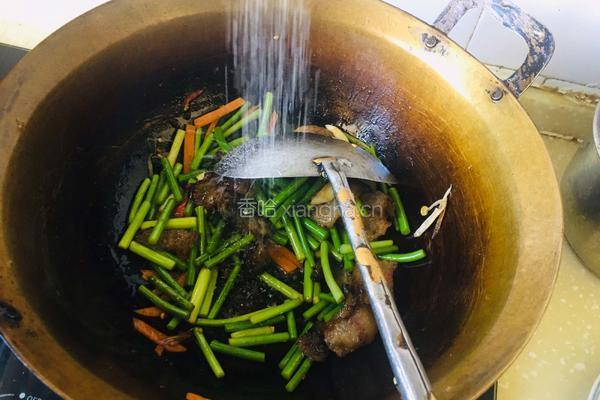 蒜苔胡萝卜炒腊肉的做法图解8