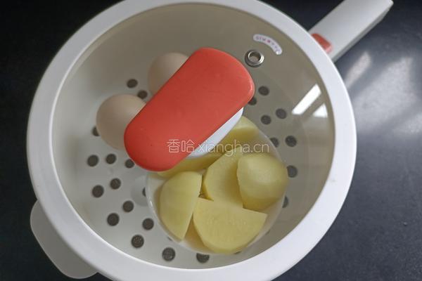 三文鱼土豆沙拉鸡蛋杯的做法图解5