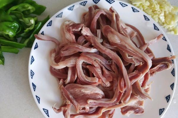 胡萝卜炒肚丝的做法图解2