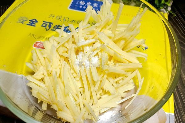 土豆丝鸡蛋饼的做法图解2