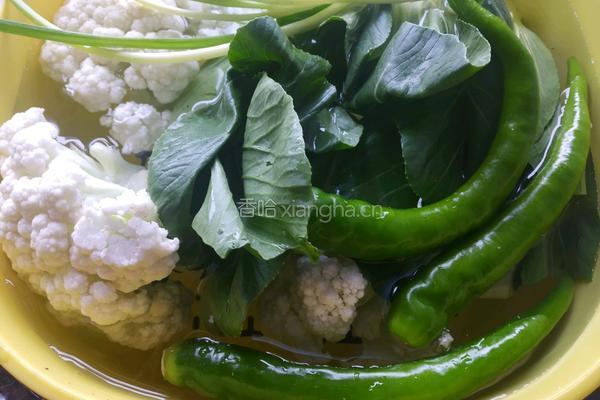 花菜炒肉的做法图解1
