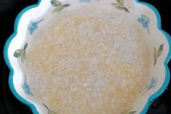 鸡蛋海苔肉松饭团的做法图解3