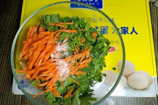 茼蒿鸡蛋卷的做法图解2