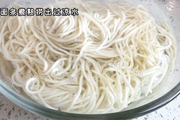 肉丝炒面的做法图解2